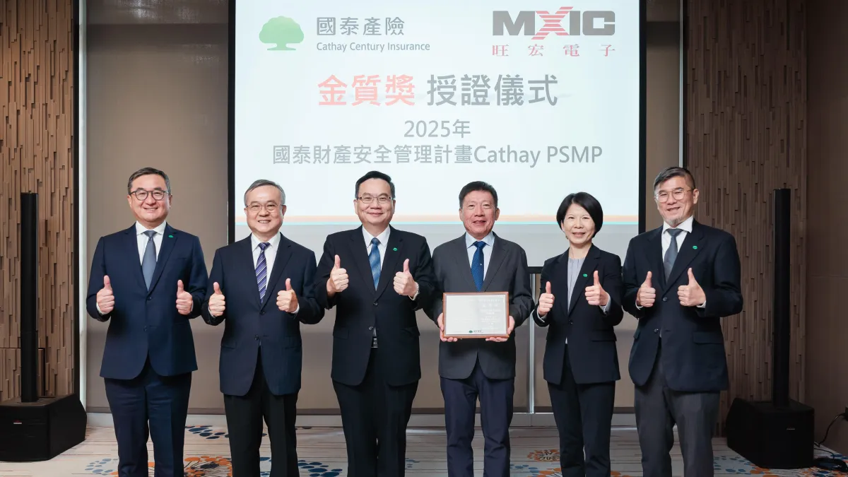 國泰產險資深副總陳欽榮(左起)、旺宏電子副總經理葉沛甫、國泰產險總經理陳萬祥、旺宏電子副總經理陳瑞坤、國泰產險資深副總翁翠柳、國泰產險副總何子健,18日於授證儀式合影。(國泰產險提供)