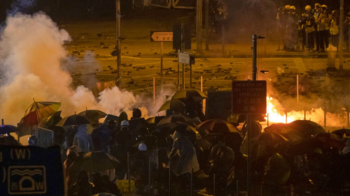 對於香港情勢惡化,誰應負主要責任?台灣民意基金會最新民調顯示,有63%的台灣民眾同意中國當局和香港特區政府要負最大責任。(資料照,美聯社) 對於香港情勢惡化,誰應負主要責任?台灣民意基金會最新民調顯示,有63%的台灣民眾同意中國當局和香港特區政府要負最大責任。(資料照,美聯社)