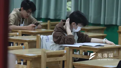 少子化的衝擊不只顯現在私校倒閉潮,更有青年人對未來失去期待,選擇消極反擊這個讓他們失望的世界。(資料照/柯承惠攝)