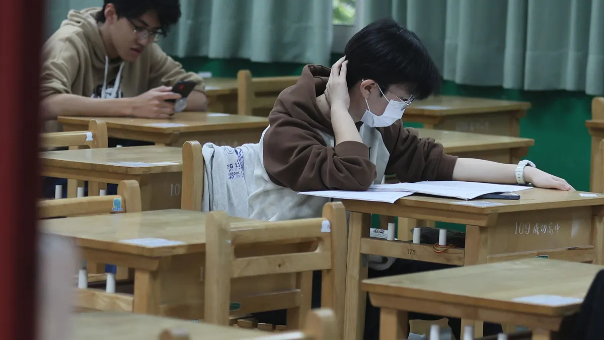 少子化的衝擊不只顯現在私校倒閉潮,更有青年人對未來失去期待,選擇消極反擊這個讓他們失望的世界。(資料照/柯承惠攝) 少子化的衝擊不只顯現在私校倒閉潮,更有青年人對未來失去期待,選擇消極反擊這個讓他們失望的世界。(資料照/柯承惠攝)