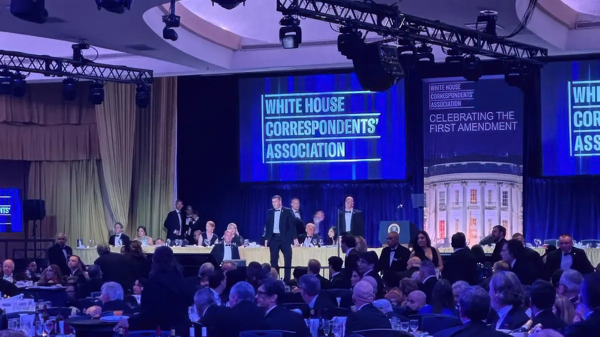 2026年4月25日,白宮記者晚宴響起槍聲,特勤局探員迅速現身。(美聯社)