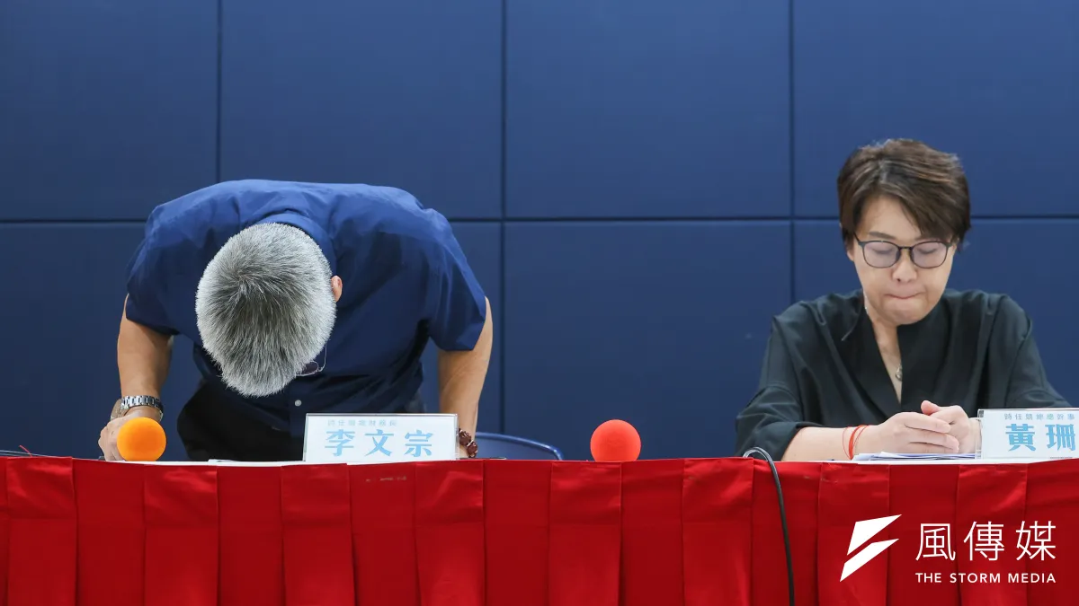 民眾黨12日舉行「柯文哲總統大選政治獻金申報說明」記者會,時任競總財務長李文宗(左)鞠躬致歉。(資料照,顏麟宇攝)