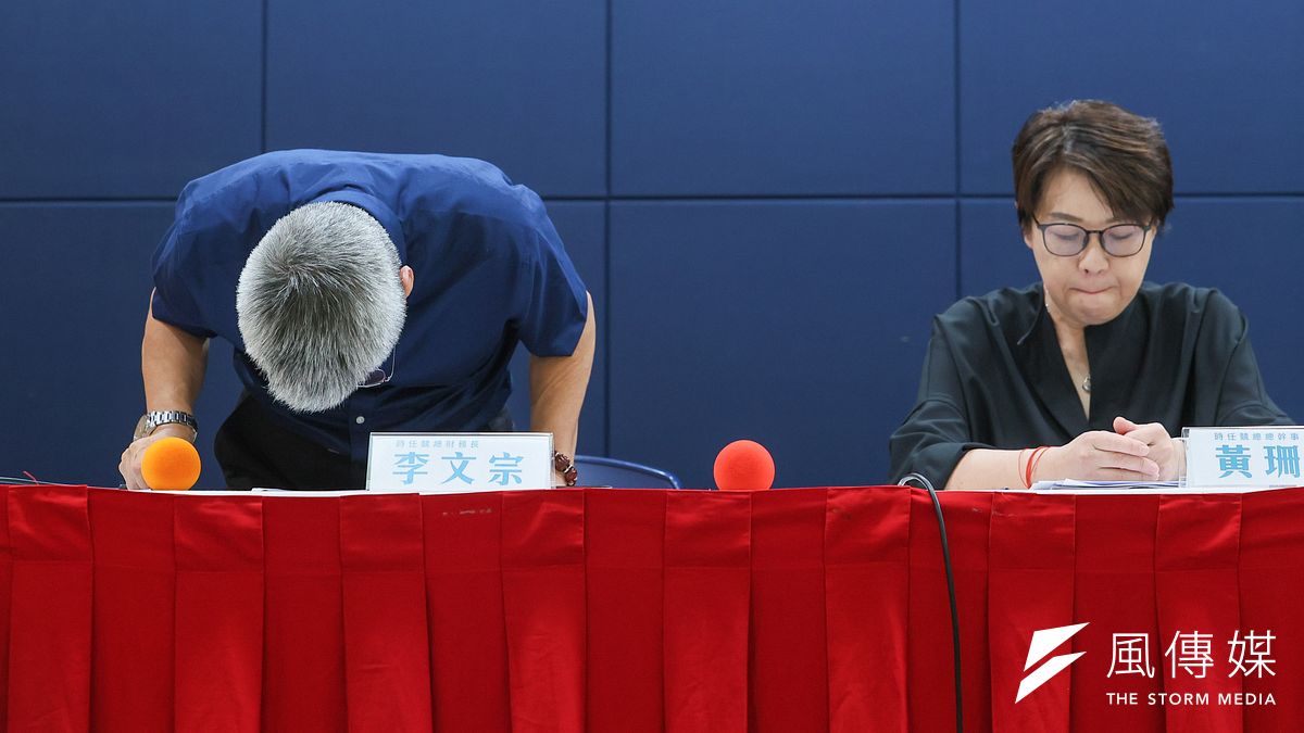 民眾黨12日舉行「柯文哲總統大選政治獻金申報說明」記者會,時任競總財務長李文宗(左)鞠躬致歉。(資料照,顏麟宇攝) 民眾黨12日舉行「柯文哲總統大選政治獻金申報說明」記者會,時任競總財務長李文宗(左)鞠躬致歉。(資料照,顏麟宇攝)