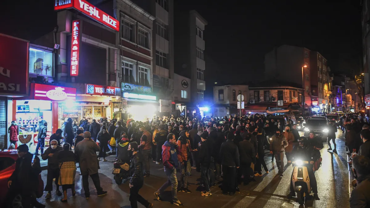 武漢肺炎(新冠肺炎)疫情告急,土耳其突宣布48小時宵禁,民眾緊急排隊購買必需品。(AP)