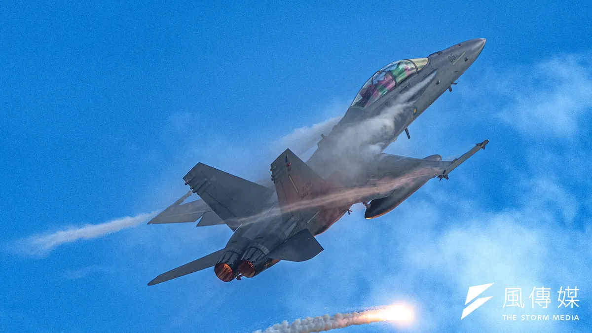馬國空軍派出F/A-18D進行戰技操演為2023蘭卡威國際海事與航空展揭開序幕,展現空軍戰力。(傅啟禎攝)