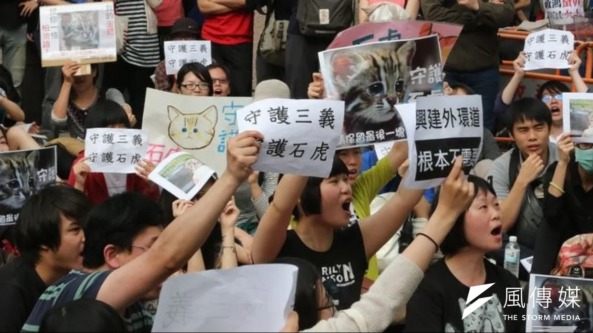 民眾擔心苗栗台13線三義外環道新闢工程會破壞保育類動物石虎的棲息地,16日特地到環保署外陳情靜坐。(余志偉攝)