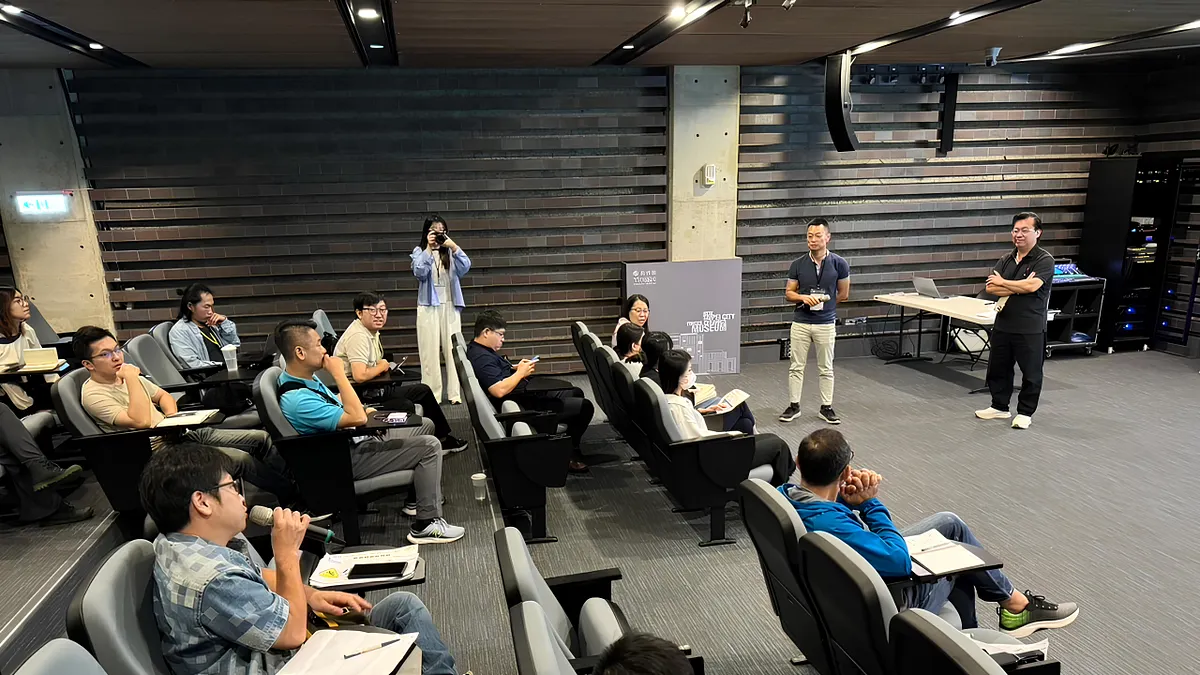 三鶯地區場次民宿設立輔導課程參與者發言提問。(圖/新北市觀光旅遊局提供) 三鶯地區場次民宿設立輔導課程參與者發言提問。(圖/新北市觀光旅遊局提供)