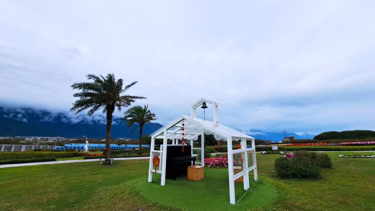 花蓮曼波海洋生態休閒園區戶外公共鋼琴,讓民眾能感受旋律的正向療癒。(圖/花蓮縣政府提供)