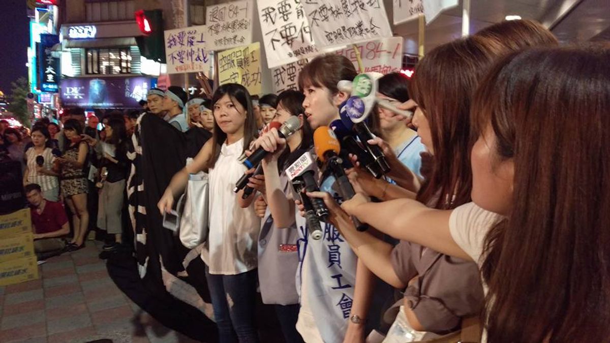 桃園市空服員職業工會發言人黃慧甄發表宣言。(桃園市空服員職業工會臉書) 桃園市空服員職業工會發言人黃慧甄發表宣言。(桃園市空服員職業工會臉書)