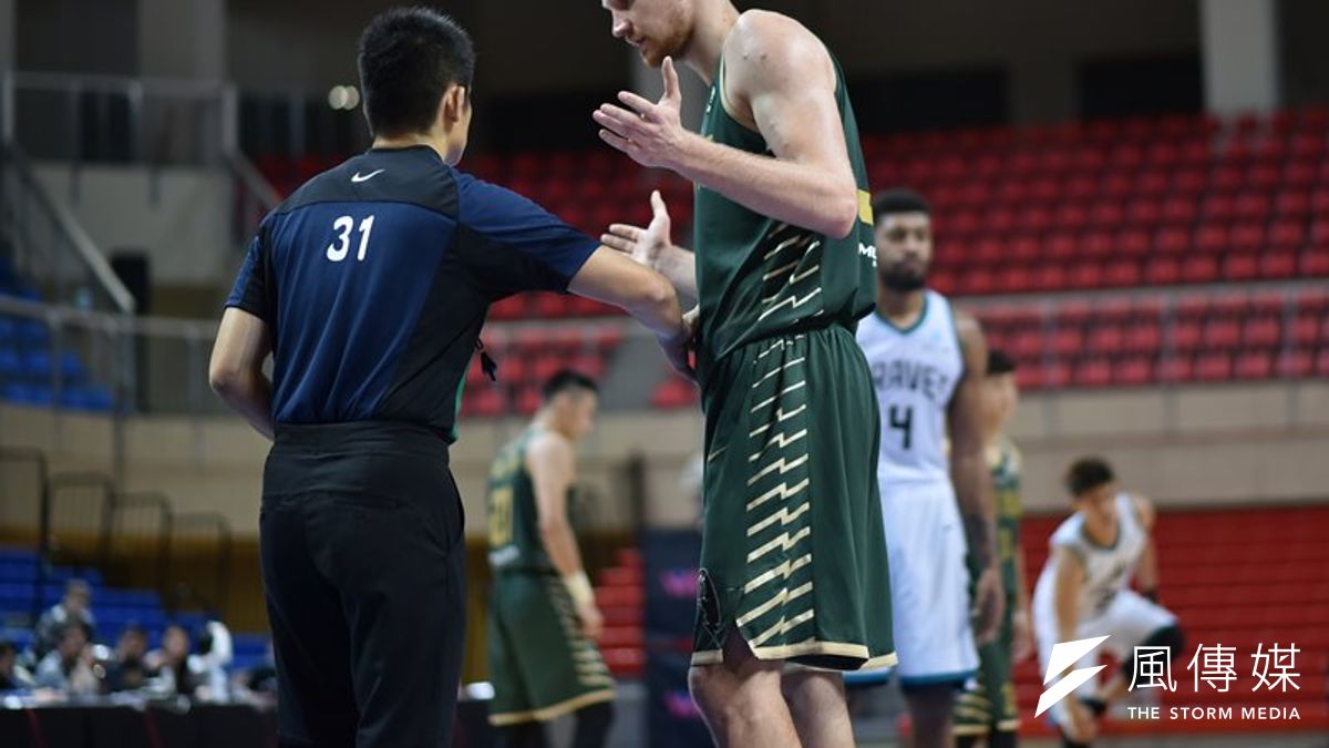 台啤洋將塞瑟夫(右)在首節就領到3次犯規,差點成為戰犯。(資料照,王永志攝) 台啤洋將塞瑟夫(右)在首節就領到3次犯規,差點成為戰犯。(資料照,王永志攝)