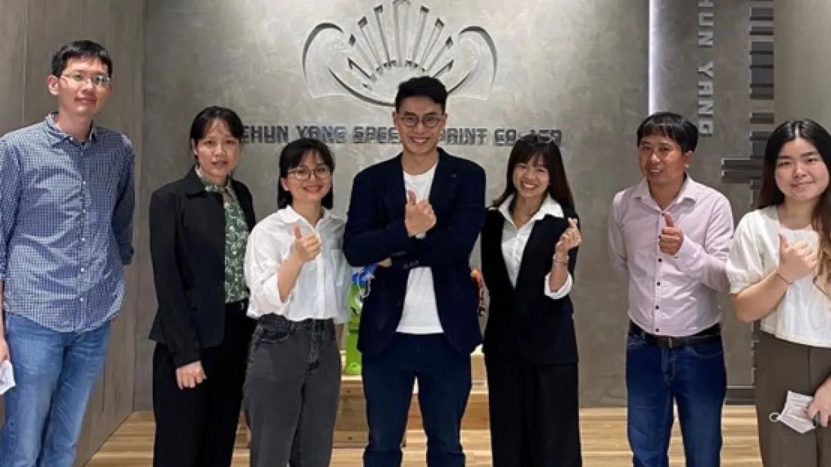 君陽印刷副總經理與參訪客戶合照。(圖/君陽印刷提供)