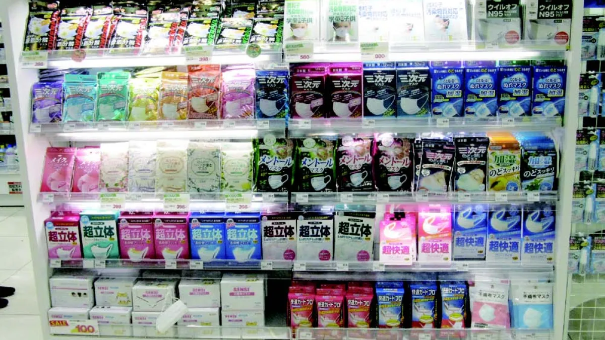 如今,口罩就占了日本藥妝店賣場不小空間,有多姿多彩的款式和功能。(圖/貓頭鷹出版提供)
