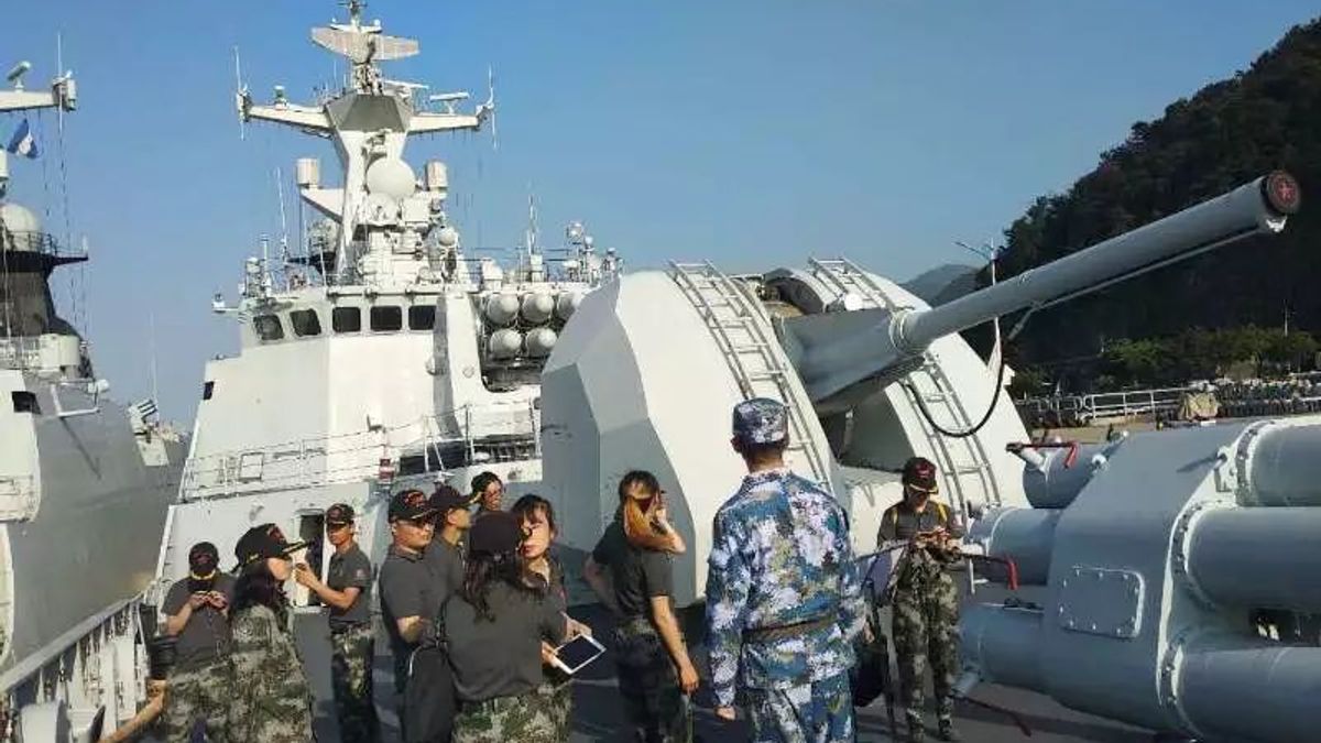 解放軍「馬鞍山艦」稱巡邏時與台灣軍艦打招呼,我國防部斥為假新聞。圖為講解員向記者介紹馬鞍山艦。(翻攝自鳳凰網) 解放軍「馬鞍山艦」稱巡邏時與台灣軍艦打招呼,我國防部斥為假新聞。圖為講解員向記者介紹馬鞍山艦。(翻攝自鳳凰網)