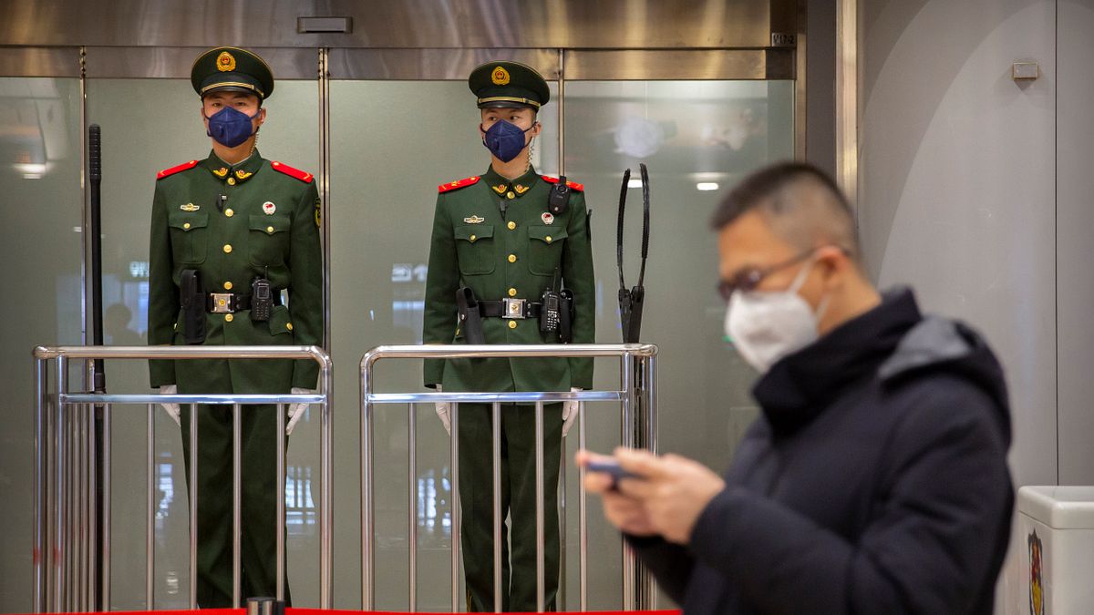 中國武漢肺炎疫情持續延燒,北京機場的武警在執勤時配戴口罩(AP) 中國武漢肺炎疫情持續延燒,北京機場的武警在執勤時配戴口罩(AP)