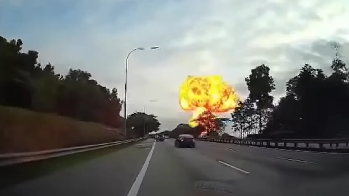 爆発はまるで「キノコ雲」のよう。(画像/FBより転載) 爆発はまるで「キノコ雲」のよう。(画像/FBより転載)