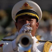 2025年8月20日、中国北京郊外の軍営で、9月3日に行われる第二次世界大戦終了80周年記念の軍事パレードの準備が進む中、一人の軍楽隊員がリハーサル中に汗を流している。(写真/AP通信提供) 2025年8月20日、中国北京郊外の軍営で、9月3日に行われる第二次世界大戦終了80周年記念の軍事パレードの準備が進む中、一人の軍楽隊員がリハーサル中に汗を流している。(写真/AP通信提供)