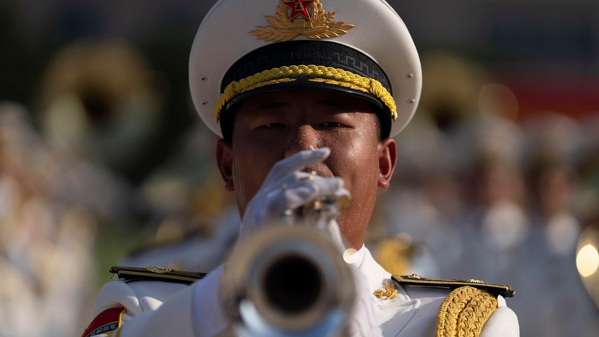 2025年8月20日,中國北京郊區一處軍營,為籌備9月3日舉行的二戰結束80週年閱兵式,一名軍樂隊成員在彩排期間汗流浹背。(美聯社) 2025年8月20日,中國北京郊區一處軍營,為籌備9月3日舉行的二戰結束80週年閱兵式,一名軍樂隊成員在彩排期間汗流浹背。(美聯社)