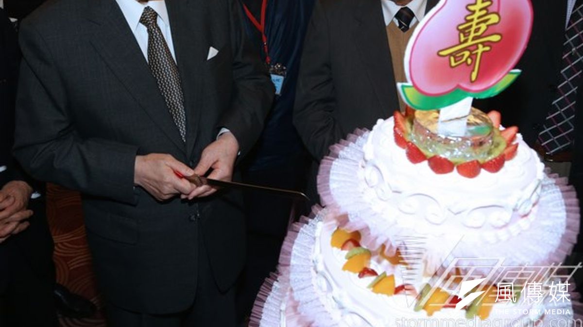 前總統李登輝與台北市長柯文哲出席台灣聯盟國家募款餐會,今日同時是李登輝生日,現場準備生日蛋糕。(吳逸驊攝) 前總統李登輝與台北市長柯文哲出席台灣聯盟國家募款餐會,今日同時是李登輝生日,現場準備生日蛋糕。(吳逸驊攝)