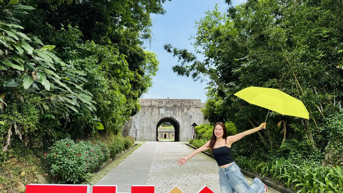 淡水古蹟博物館全新識別正式亮相,並同步在滬尾礮臺推出拍照發限動送禮的活動,提前為20週年館慶活動暖身。(圖/新北市立淡水古蹟博物館)