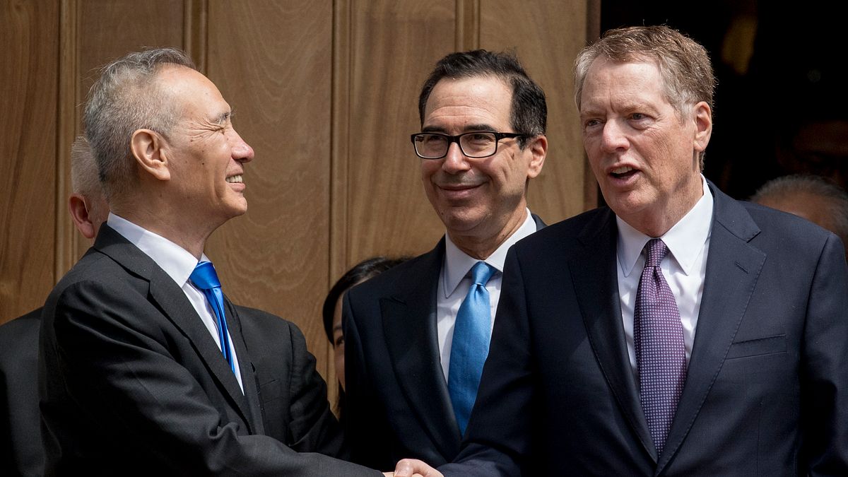 2019年5月10日,中美貿易磋商第11輪談判在華府落幕,並未達成協議。左起:中國談判代表劉鶴、美國財長馬努欽、美國貿易代表萊特海澤(AP) 2019年5月10日,中美貿易磋商第11輪談判在華府落幕,並未達成協議。左起:中國談判代表劉鶴、美國財長馬努欽、美國貿易代表萊特海澤(AP)