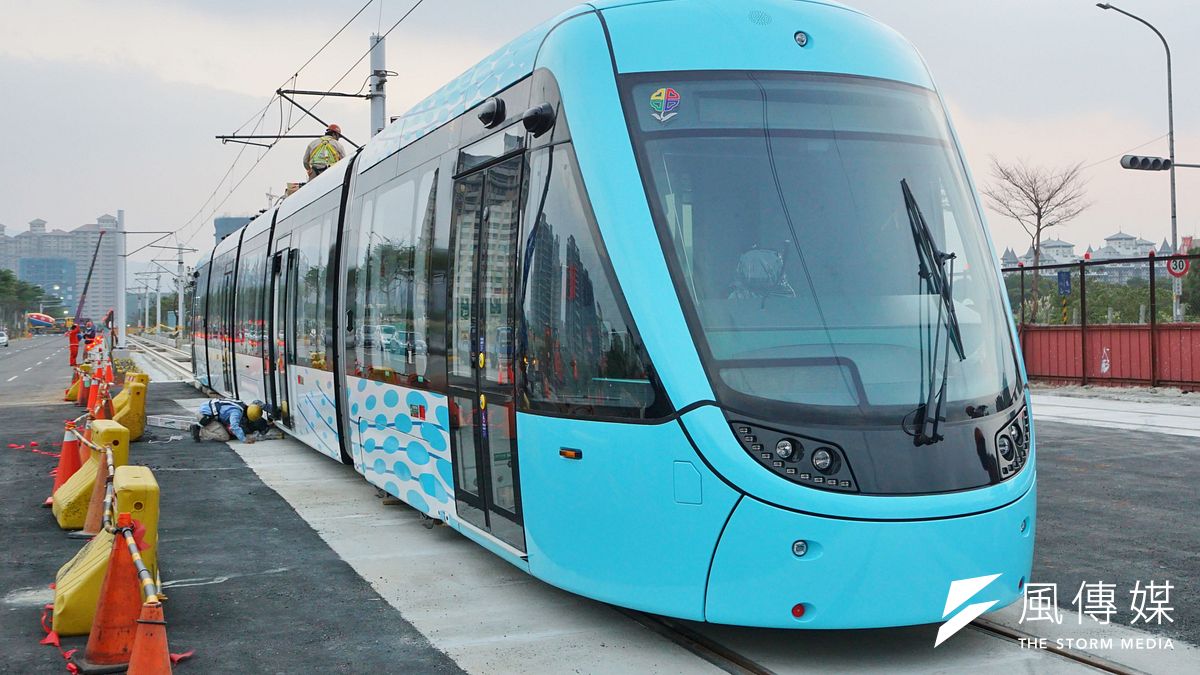 針對前瞻計畫中最受矚目的軌道建設項目部分,立院預算中心做出報告,指出地方自籌款高達3900億,而近年地方政府債務餘額逐年攀升,可能產生財政排擠的狀況。圖為淡海輕軌。(資料照,盧逸峰攝) 針對前瞻計畫中最受矚目的軌道建設項目部分,立院預算中心做出報告,指出地方自籌款高達3900億,而近年地方政府債務餘額逐年攀升,可能產生財政排擠的狀況。圖為淡海輕軌。(資料照,盧逸峰攝)