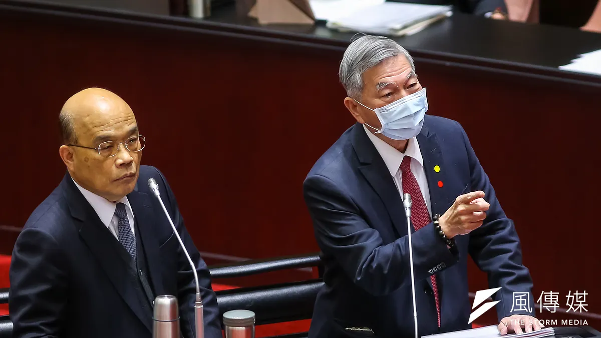 經濟部長沈榮津(右)自己都沒使用過電子支付,却要以酷碰券結合電子支付。(顏麟宇攝)