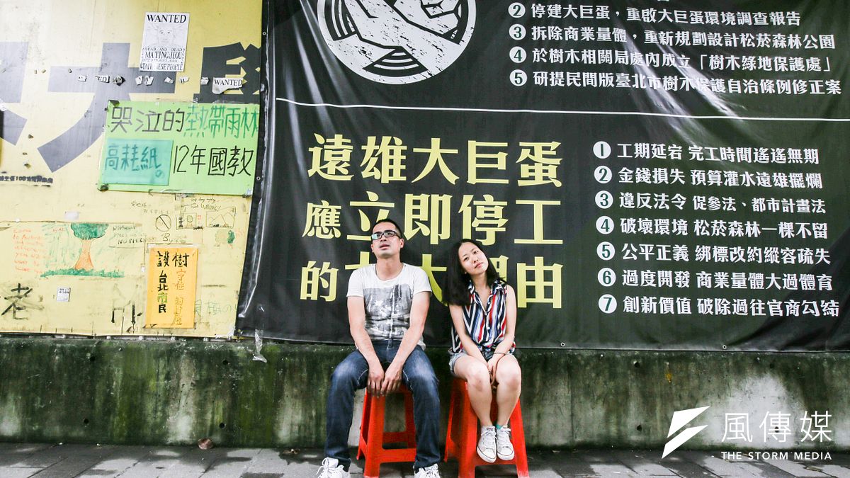 護樹志工為了替老樹留下一線生機,從未想過放棄。圖為護樹志工陳民(左)與張岳梅(右)。(林韶安攝) 護樹志工為了替老樹留下一線生機,從未想過放棄。圖為護樹志工陳民(左)與張岳梅(右)。(林韶安攝)