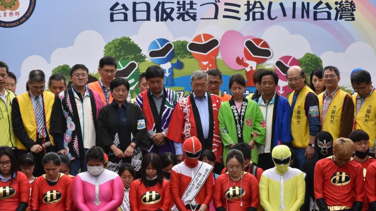 「2017台日變裝掃街」愛護地球活動全體參與人員在行前默哀一分鐘,共同悼念日本311大地震不幸往生者。(圖/新竹縣政府提供) 「2017台日變裝掃街」愛護地球活動全體參與人員在行前默哀一分鐘,共同悼念日本311大地震不幸往生者。(圖/新竹縣政府提供)