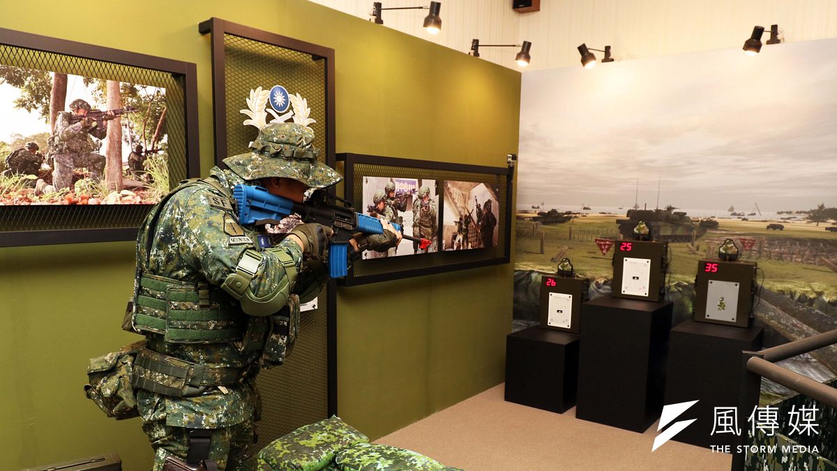 陸軍步兵特展今天登場,展場設有T-91步槍模擬體驗,後方的場景,可見M1戰車灘岸殲敵的身影。(蘇仲泓攝) 陸軍步兵特展今天登場,展場設有T-91步槍模擬體驗,後方的場景,可見M1戰車灘岸殲敵的身影。(蘇仲泓攝)