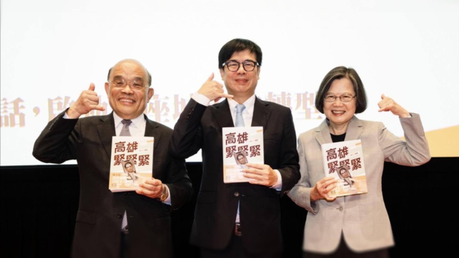 清晨6點就排隊!《高雄,緊緊緊!》簽書會300書迷朝聖 蔡英文、蘇貞昌現身力挺
