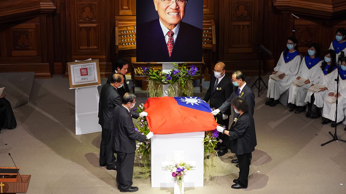 副總統賴清德及五院院長19日出席前總統李登輝追思告別禮拜,並為李登輝棺木覆蓋國旗。(台北市攝影記者聯誼會提供) 副總統賴清德及五院院長19日出席前總統李登輝追思告別禮拜,並為李登輝棺木覆蓋國旗。(台北市攝影記者聯誼會提供)