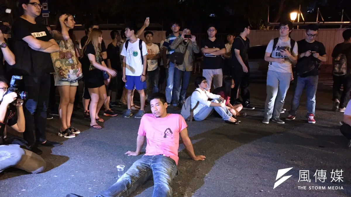 社運人士王奕凱27日晚間在台北批踢踢實業坊(PTT)八卦版號召網友前往立法院抗議民進黨草率確認「一例一休」議事錄,約有近30名網友到場聲援,先是癱瘓中山南路交通,於大馬路上開講,隨後再與同伴衝向立法院大門並翻過圍牆。(陳耀宗攝)