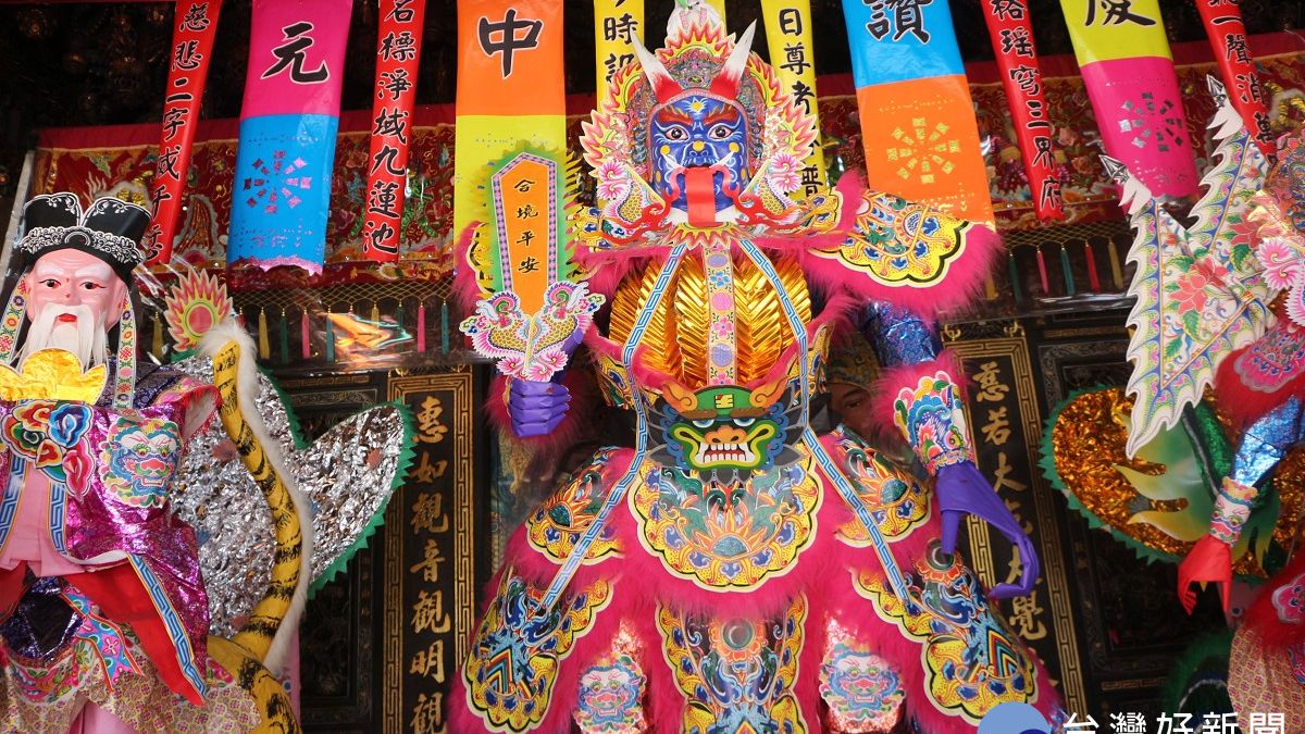 手工紙紮大士爺身穿戰甲 普渡法會鎮煞要角 手工紙紮大士爺身穿戰甲 普渡法會鎮煞要角