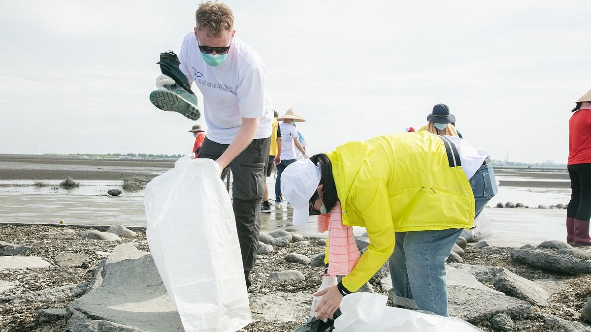 海鼎風電團隊成員及眷屬超過20人熱情參與、偕同千位民眾清出總計逾四千二百公斤的海廢垃圾。(圖/海鼎風電團隊提供) 海鼎風電團隊成員及眷屬超過20人熱情參與、偕同千位民眾清出總計逾四千二百公斤的海廢垃圾。(圖/海鼎風電團隊提供)