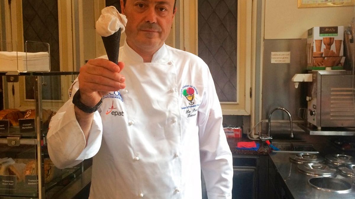 義大利餐廳老闆推出CR7冰淇淋來迎接C羅到義大利踢球。(美聯社) 義大利餐廳老闆推出CR7冰淇淋來迎接C羅到義大利踢球。(美聯社)