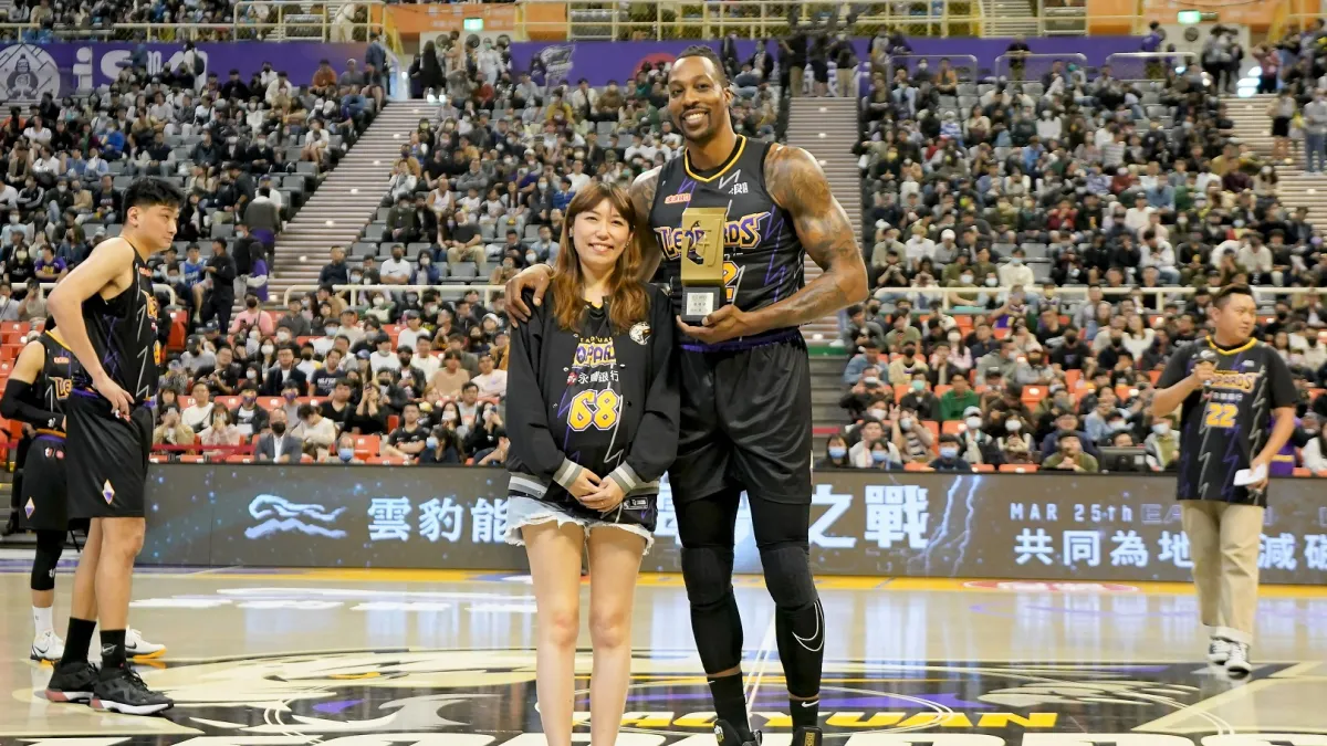 雲豹能源總經理趙書閔擔綱開球嘉賓,並為超級球星Dwight Howard頒發T1聯盟2月最佳外援獎項。(圖/雲豹能源提供)
