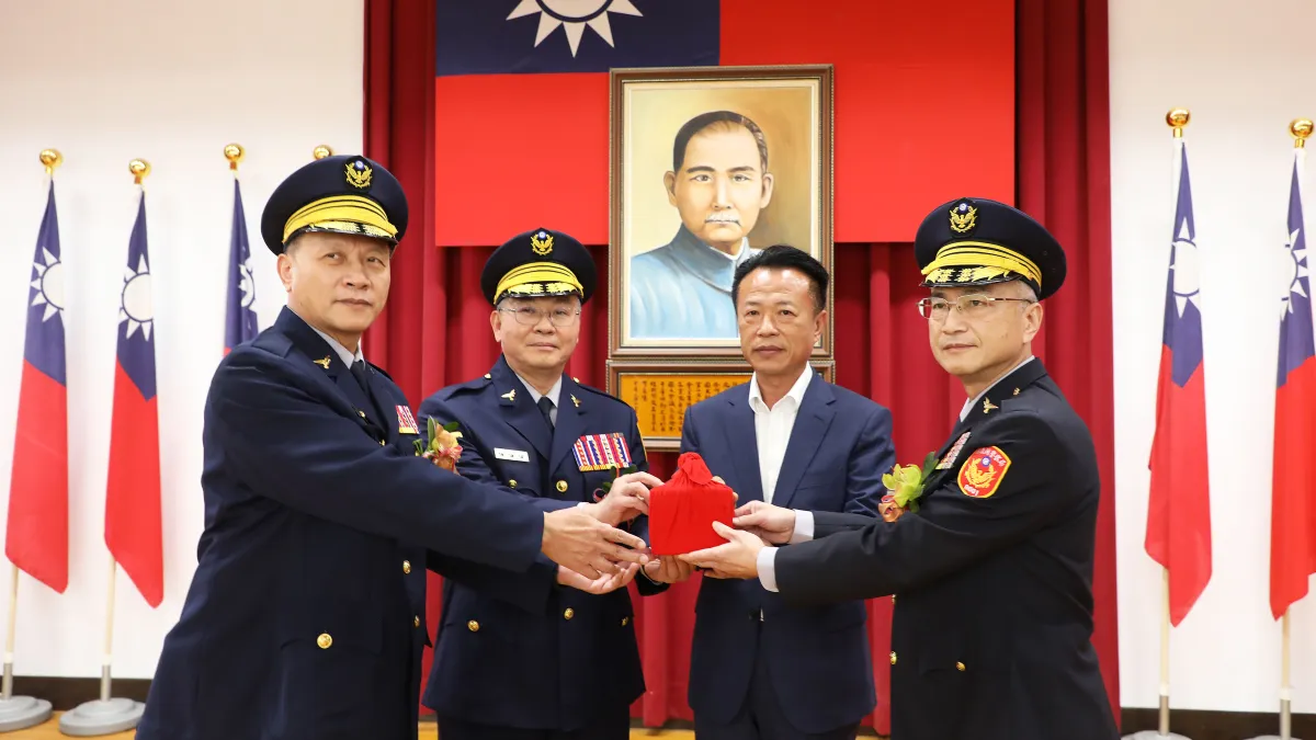 嘉義縣警察局長交接,由嘉義縣長翁章梁主持,內政部警政署警政委員方仰寧監交。(圖/嘉義縣政府提供)