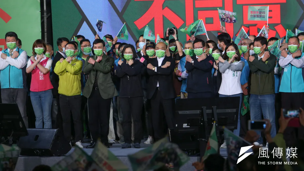 距離12月18日四大公投倒數最後一周,民進黨公投宣講大動員。圖為總統蔡英文、行政院長蘇貞昌、桃園市長鄭文燦、民進黨立委余天等人11日出席民進黨於三重舉辦「四個不同意,台灣更有力」公投說明會。(顏麟宇攝)