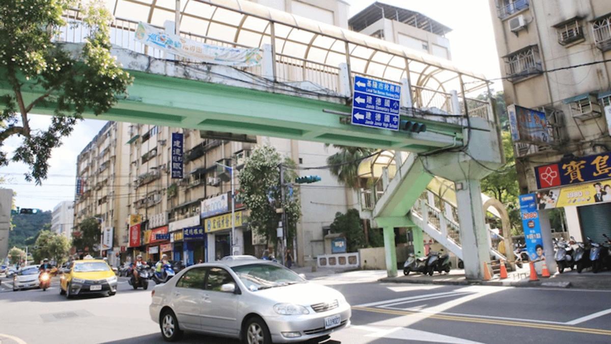 安樂路二段人行天橋,近年使用率低,市府從去年規劃並配合舊安樂派出所拆除,以及長庚醫院周邊人行動線、天橋拆除做整體規劃,用一個晚上的時間來完成。(圖/基隆市政府提供) 安樂路二段人行天橋,近年使用率低,市府從去年規劃並配合舊安樂派出所拆除,以及長庚醫院周邊人行動線、天橋拆除做整體規劃,用一個晚上的時間來完成。(圖/基隆市政府提供)