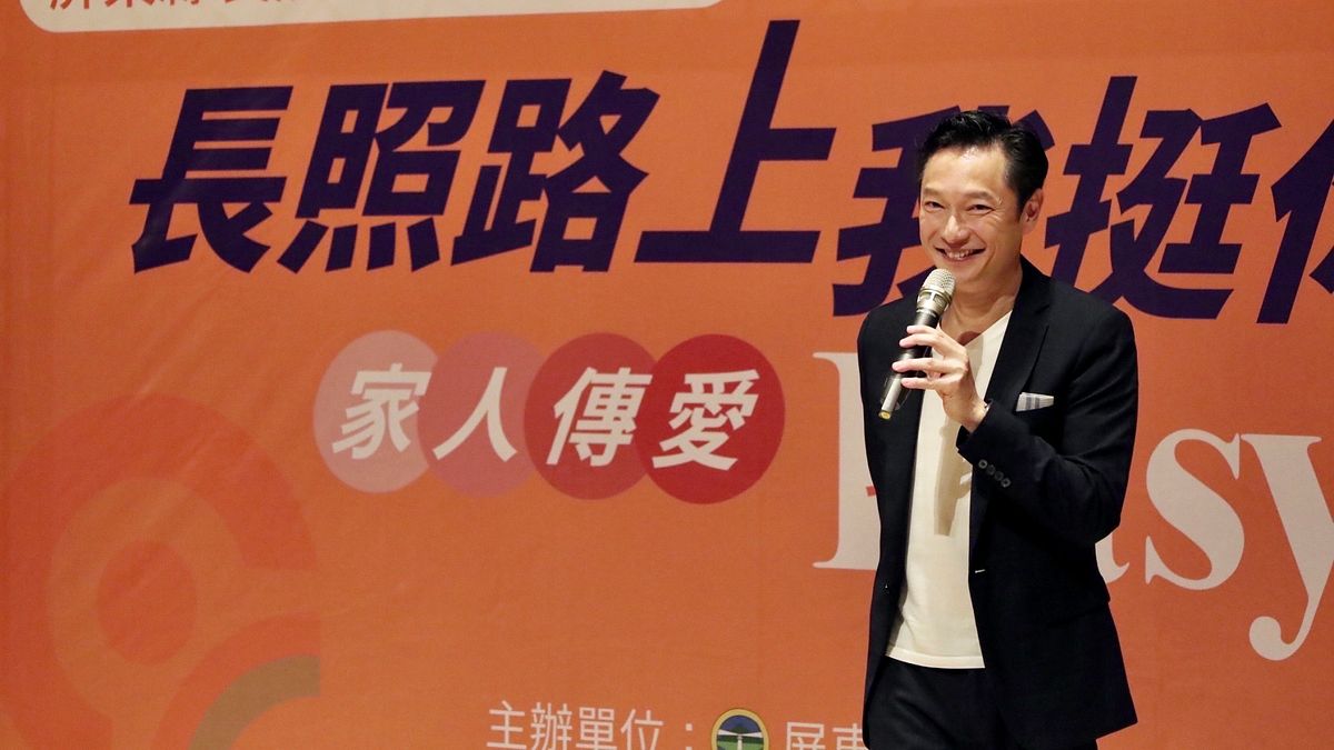 屏東縣長照通識名人講座邀請謝祖武,分享照顧失智母親心路歷程。(圖/屏東縣政府長照處提供) 屏東縣長照通識名人講座邀請謝祖武,分享照顧失智母親心路歷程。(圖/屏東縣政府長照處提供)