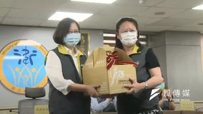 蔡英文總統向全國防疫英雄致意(圖/台南市政府提供)