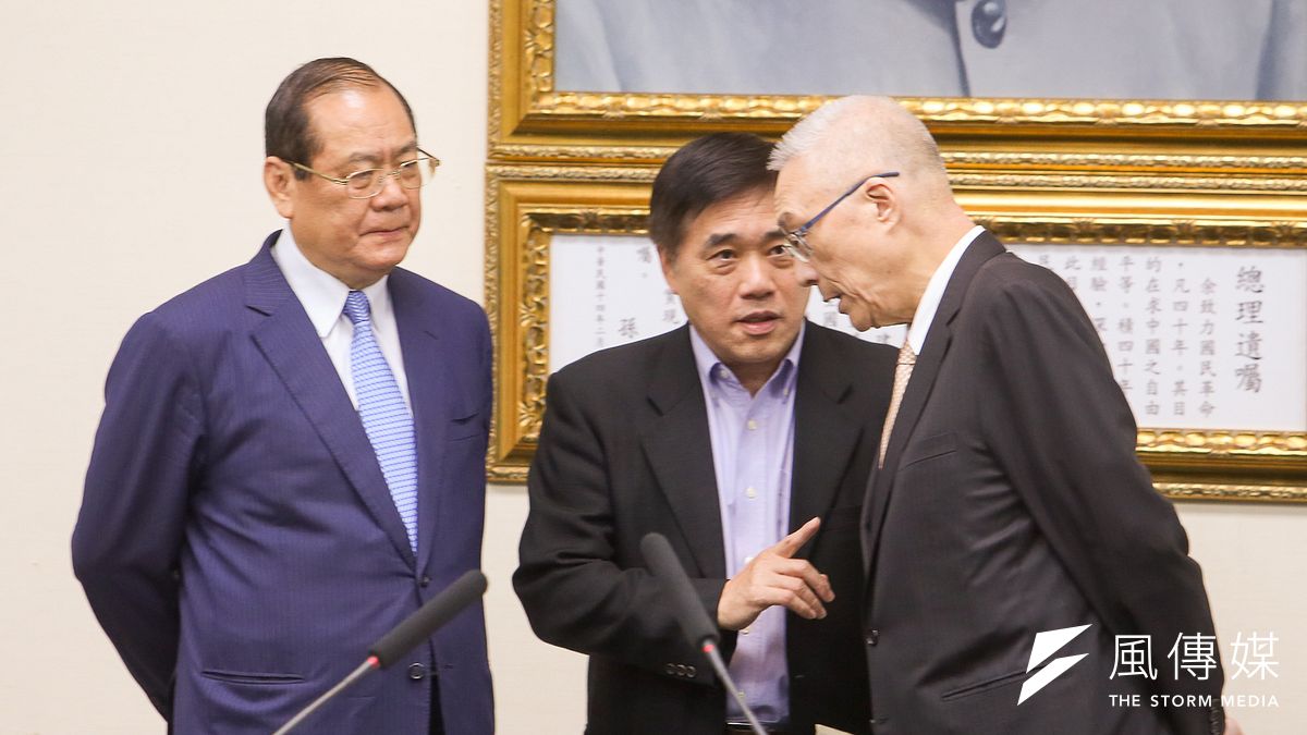 國民黨中常會18日通過「中央提名協調小組」人選,黨主席吳敦義指派副主席兼秘書長曾永權擔任小組召集人,副主席郝龍斌、副秘書長杜建德、組發會主委李哲華,以及全國22縣市黨部主委為成員。圖左起為曾永權、郝龍斌、吳敦義。(陳明仁攝) 國民黨中常會18日通過「中央提名協調小組」人選,黨主席吳敦義指派副主席兼秘書長曾永權擔任小組召集人,副主席郝龍斌、副秘書長杜建德、組發會主委李哲華,以及全國22縣市黨部主委為成員。圖左起為曾永權、郝龍斌、吳敦義。(陳明仁攝)