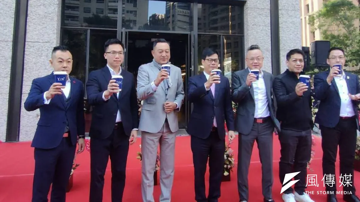 高雄市長陳其邁(左四)也特別受邀親臨,與上揚國際董事長林聰麟(右三)一起喝咖啡慶開幕。(圖/徐炳文攝)