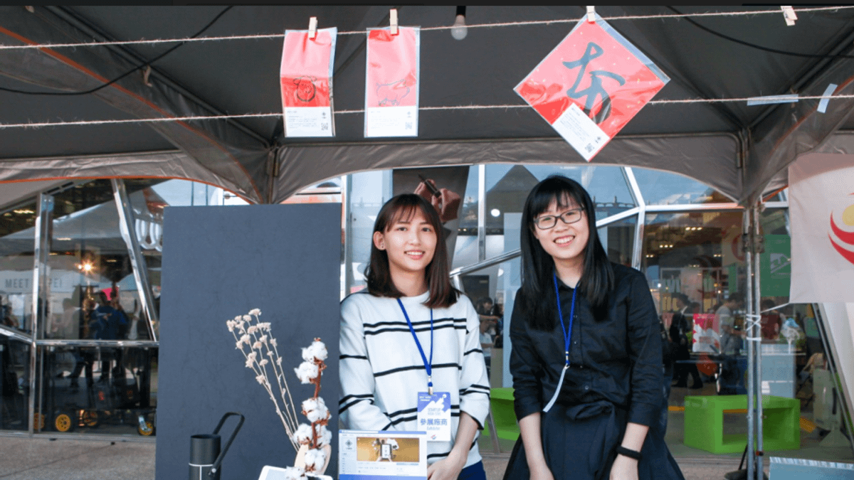 「小墨器」找到了大有來頭的「大有製墨」,運用扎根計畫資金,與老師傅一起研發與落實創意構想。圖/小墨器 「小墨器」找到了大有來頭的「大有製墨」,運用扎根計畫資金,與老師傅一起研發與落實創意構想。圖/小墨器