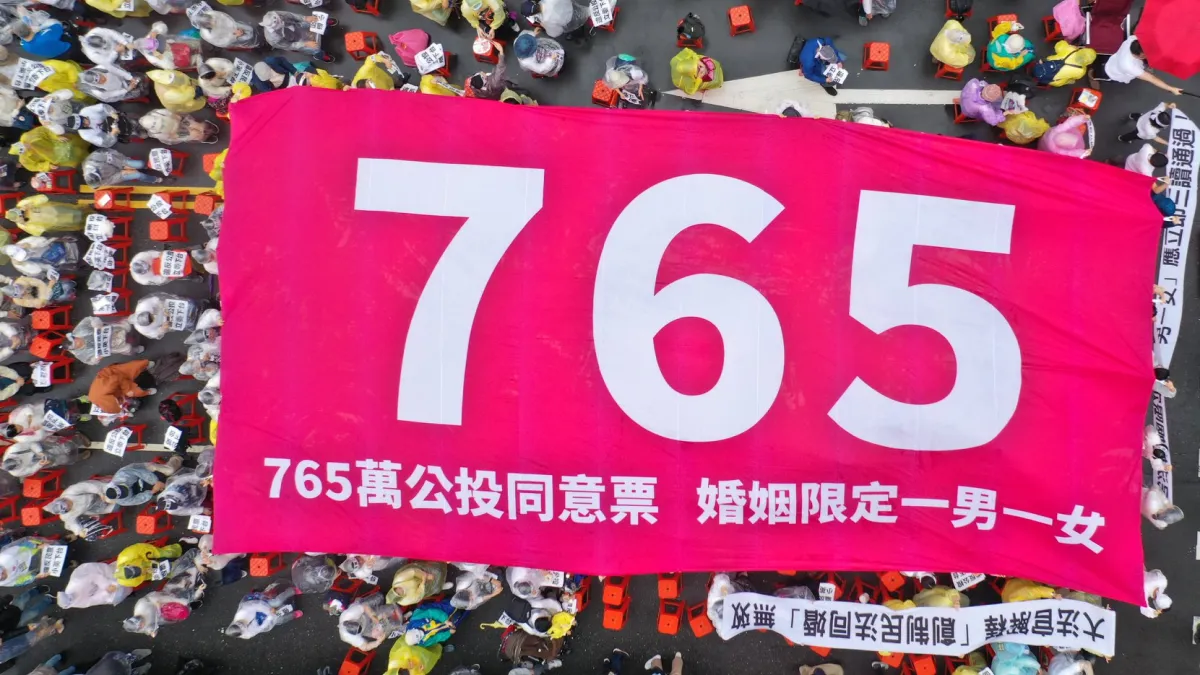 作者建議,公投案不只是神職人員組成的激烈團體意見,背後事實上有為數龐大的保守選民支持,公投的文字可視為調和這兩種不積極支持同婚意見的立場,幸福盟得到七百萬餘選票支持,應該運用公投法聲請司法院解釋的途徑,維護選民在去年1124作下的決定。(取自下一代幸福聯盟臉書)