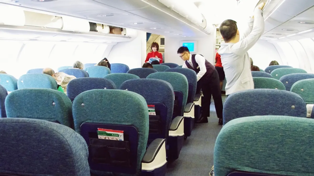 雖然無法滿足乘客千奇百怪的要求,但取而代之以另一種合理的服務方式,讓乘客覺得「空服員並不是沒有幫你喔」,這也是一種服務技巧(示意圖/MattPEK@flickr) 雖然無法滿足乘客千奇百怪的要求,但取而代之以另一種合理的服務方式,讓乘客覺得「空服員並不是沒有幫你喔」,這也是一種服務技巧(示意圖/MattPEK@flickr)