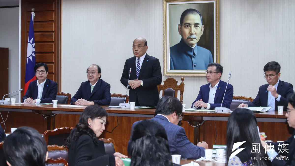 民進黨團20日舉行黨團會議,討論常設委員會分配。圖為行政院長蘇貞昌(中)20日上午拜會立法院民進黨黨團。(蔡親傑攝)