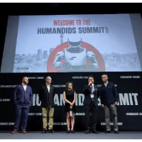 アジア初開催の「Humanoids Summit Tokyo 2026」が東京で開かれ、世界から2,000名以上が来場して実社会への導入に向けた議論やデモが行われたほか、次回12月のシリコンバレー開催と2027年5月の東京再開催が発表された。(写真/Humanoids Summit PR 事務局提供) アジア初開催の「Humanoids Summit Tokyo 2026」が東京で開かれ、世界から2,000名以上が来場して実社会への導入に向けた議論やデモが行われたほか、次回12月のシリコンバレー開催と2027年5月の東京再開催が発表された。(写真/Humanoids Summit PR 事務局提供)