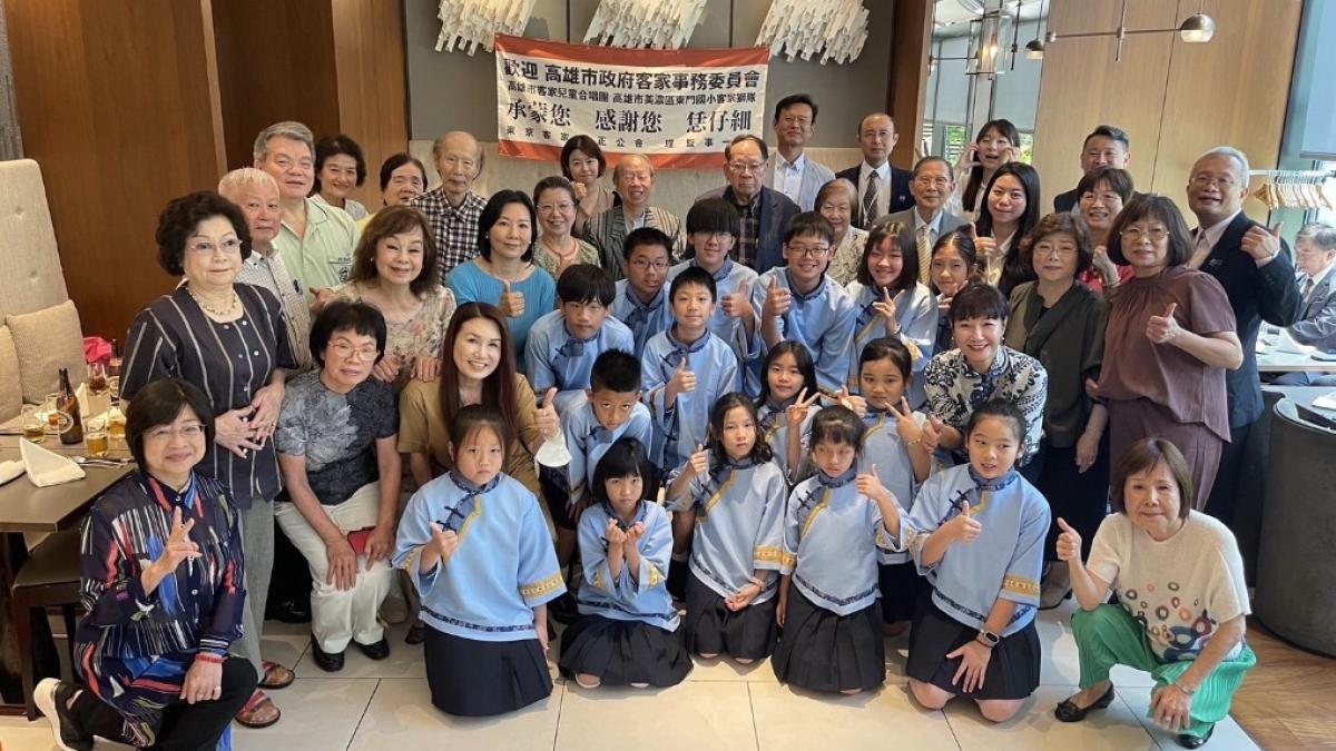藍衫鑰匙圈傳遞鄉情! 高雄客家兒童合唱團拜會東京客家崇正公會