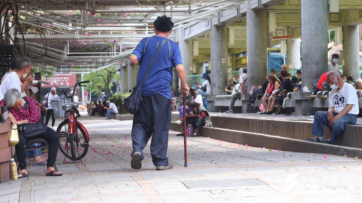 人們以為街友就是睡在街上、沒有家的人,但澡堂店長深知,這社會存在許多灰色地帶...(資料照,顏麟宇攝) 人們以為街友就是睡在街上、沒有家的人,但澡堂店長深知,這社會存在許多灰色地帶...(資料照,顏麟宇攝)